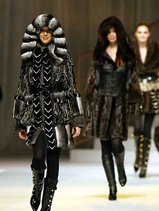 “皮草之夜”时装表演上展示流行趋势