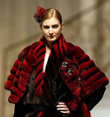 “皮草之夜”时装表演上展示流行趋势