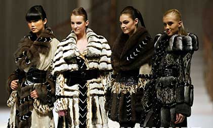 “皮草之夜”时装表演上展示流行趋势