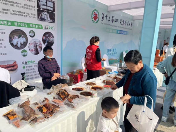 市民品尝兔肉美食。蒋海涛摄